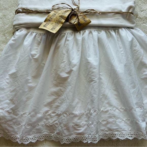 Vintage Full Size Bed Skirt .
White Cotton Bed Skirt With Richelieu Lace. - Picture 3 of 8